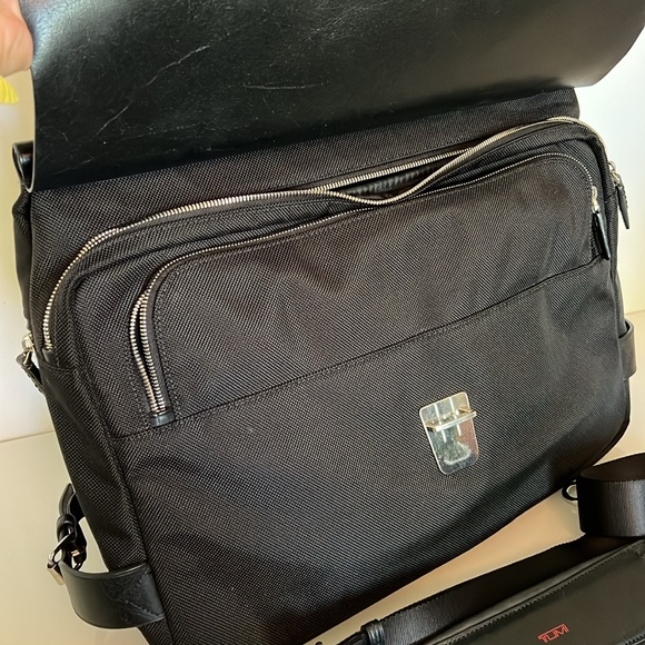 Tumi Townhouse leather briefcase - Picture 3 of 4